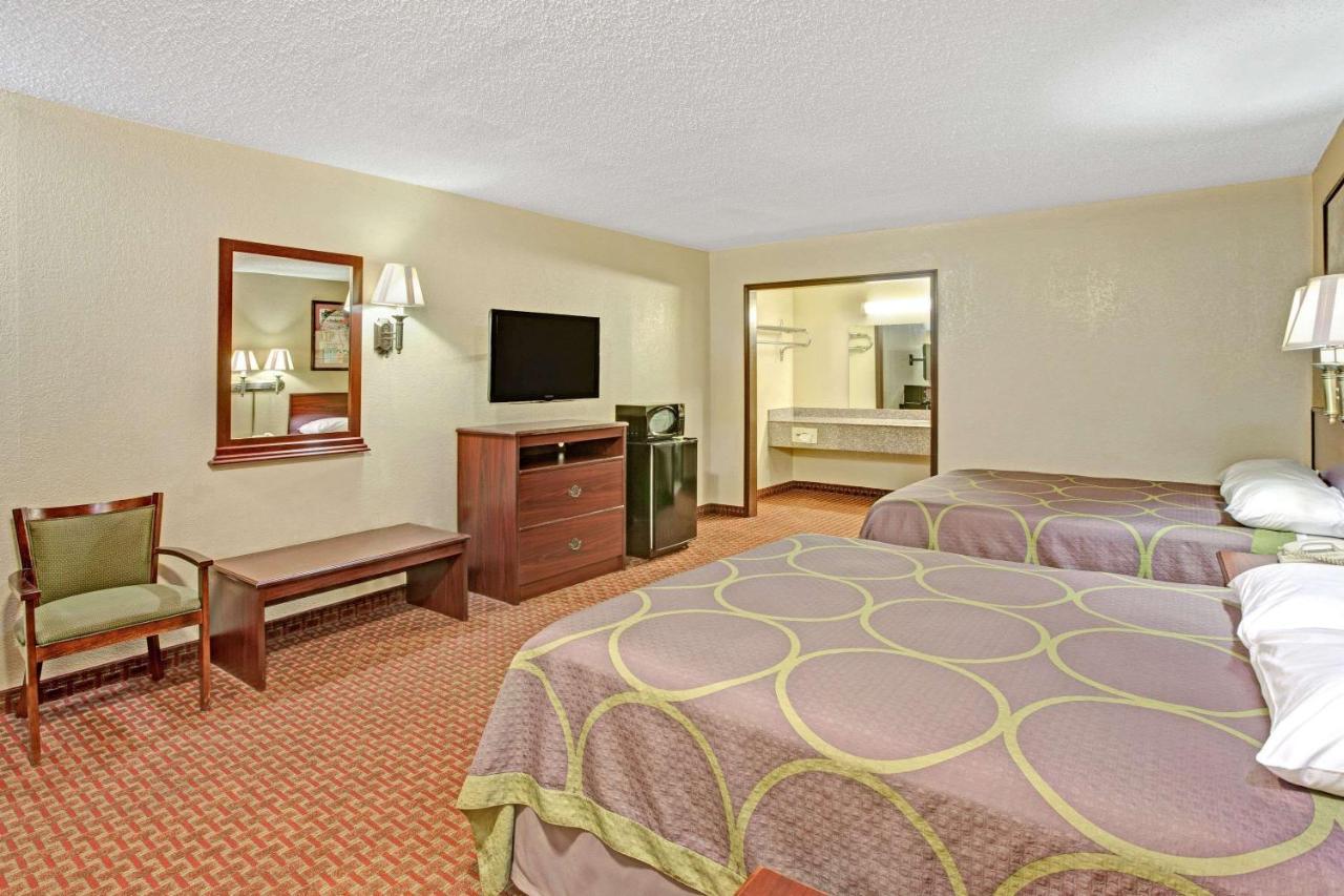 Super 8 By Wyndham Shawnee Hotel Екстериор снимка