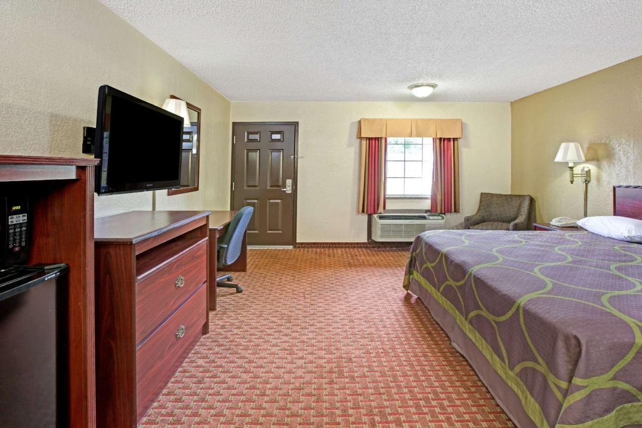 Super 8 By Wyndham Shawnee Hotel Екстериор снимка