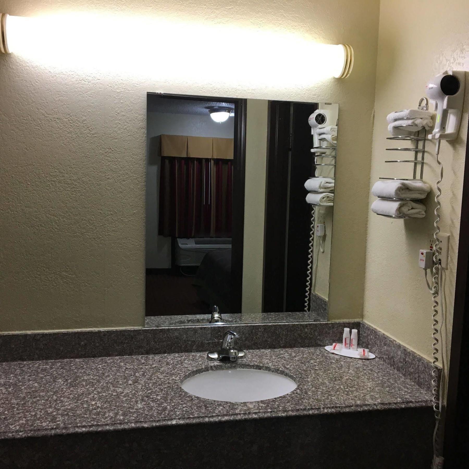 Super 8 By Wyndham Shawnee Hotel Екстериор снимка