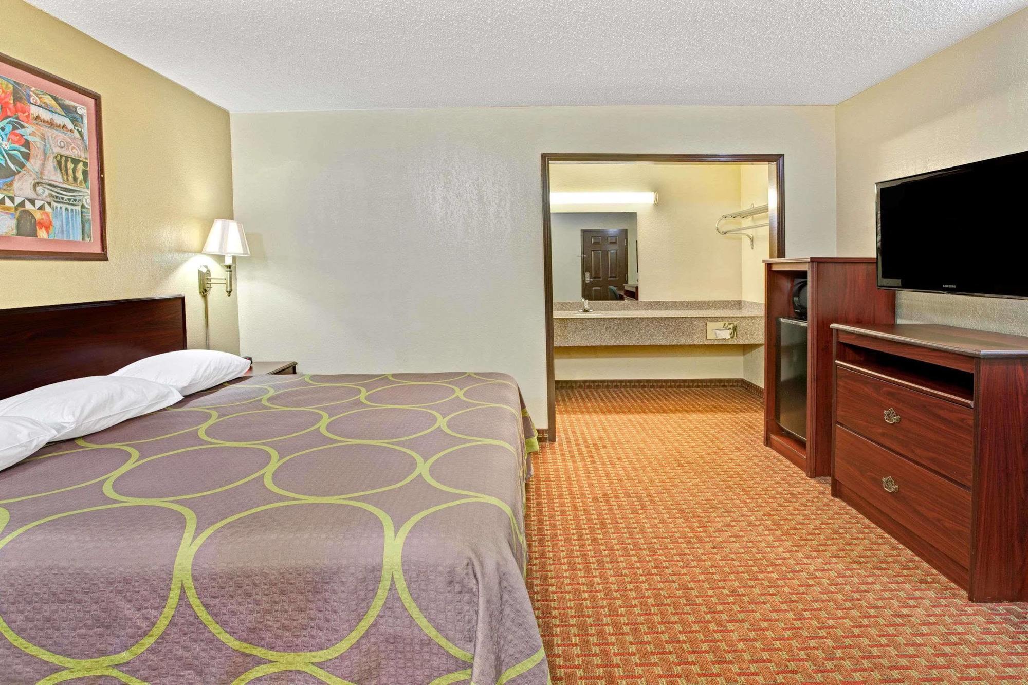 Super 8 By Wyndham Shawnee Hotel Екстериор снимка