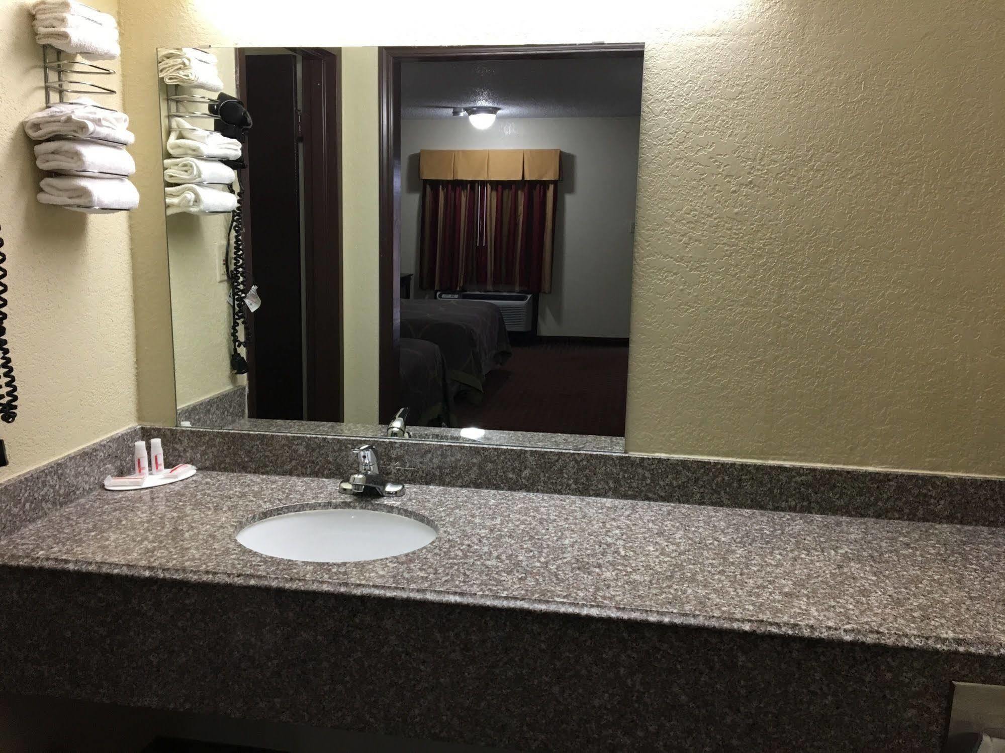 Super 8 By Wyndham Shawnee Hotel Екстериор снимка