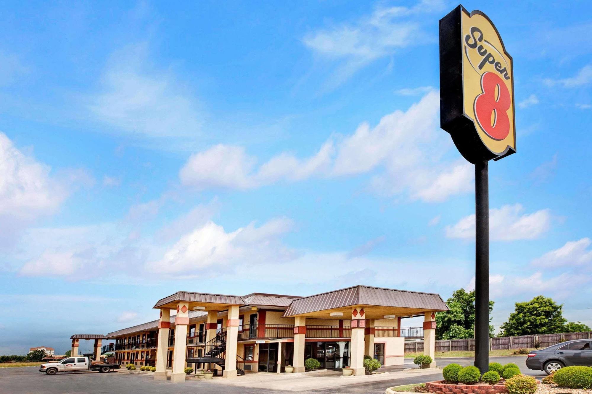 Super 8 By Wyndham Shawnee Hotel Екстериор снимка