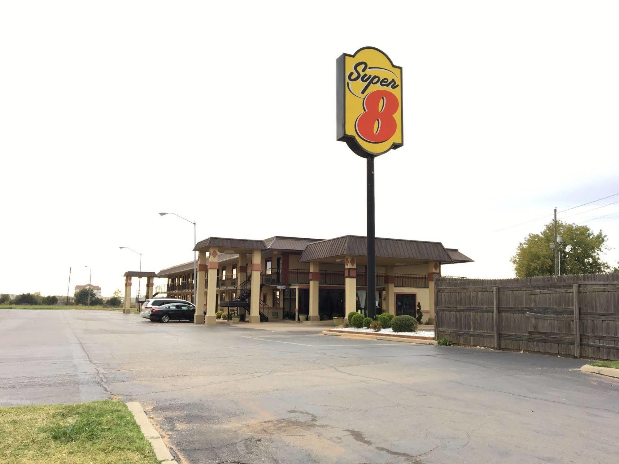 Super 8 By Wyndham Shawnee Hotel Екстериор снимка