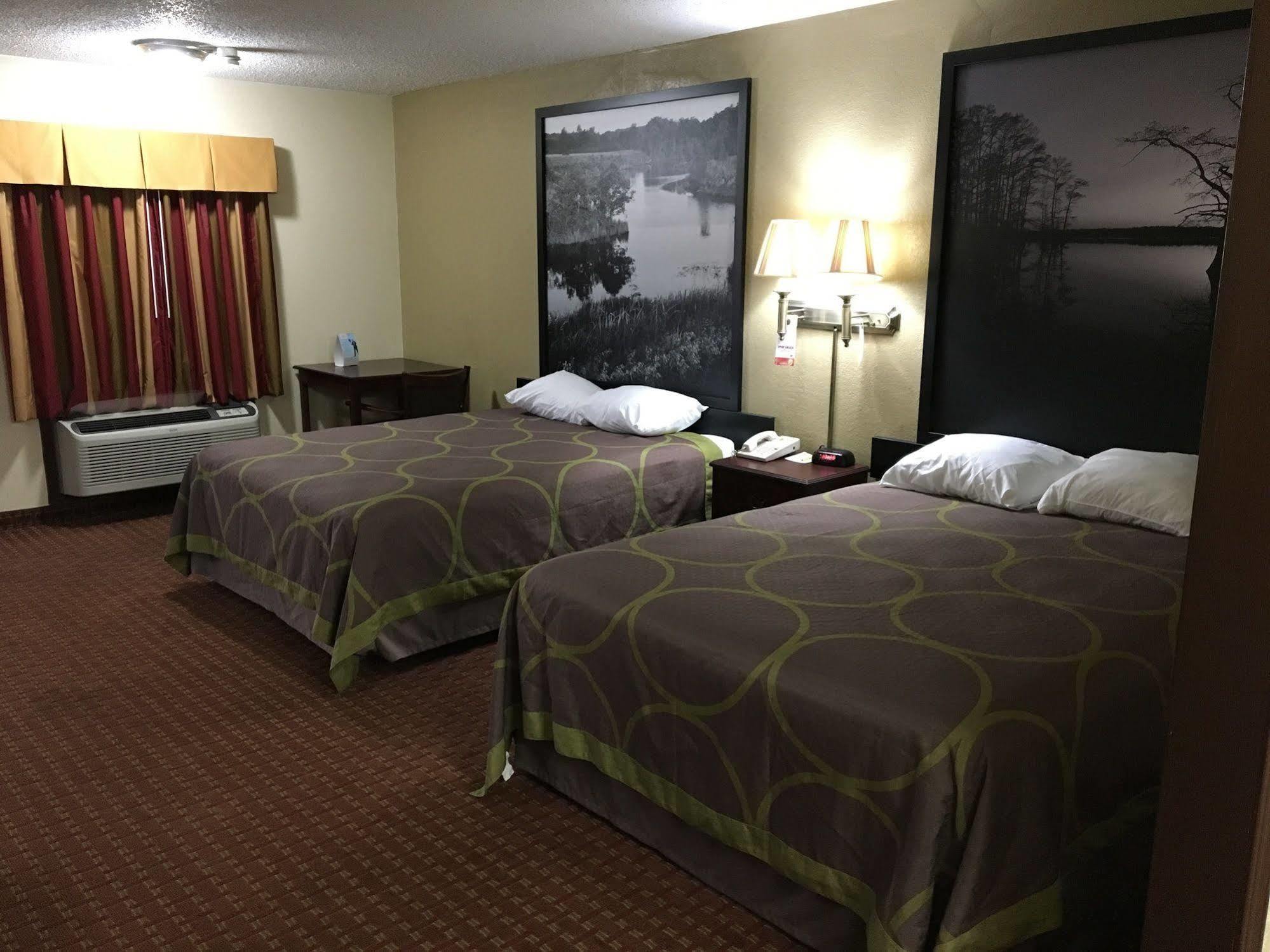 Super 8 By Wyndham Shawnee Hotel Екстериор снимка