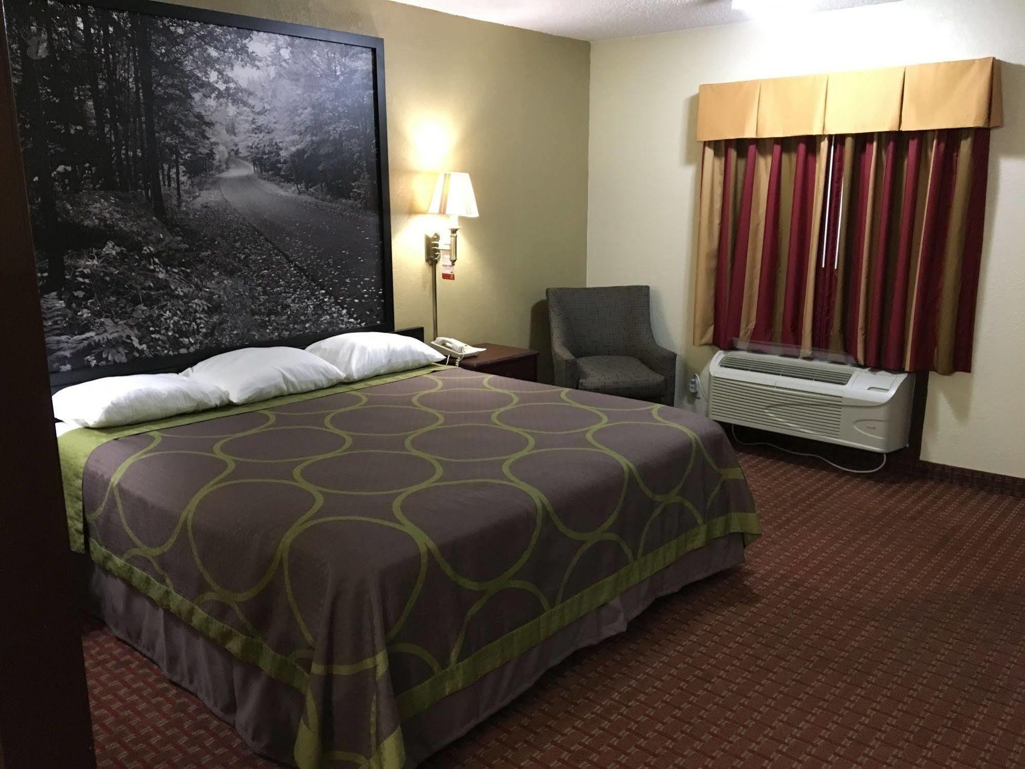 Super 8 By Wyndham Shawnee Hotel Екстериор снимка