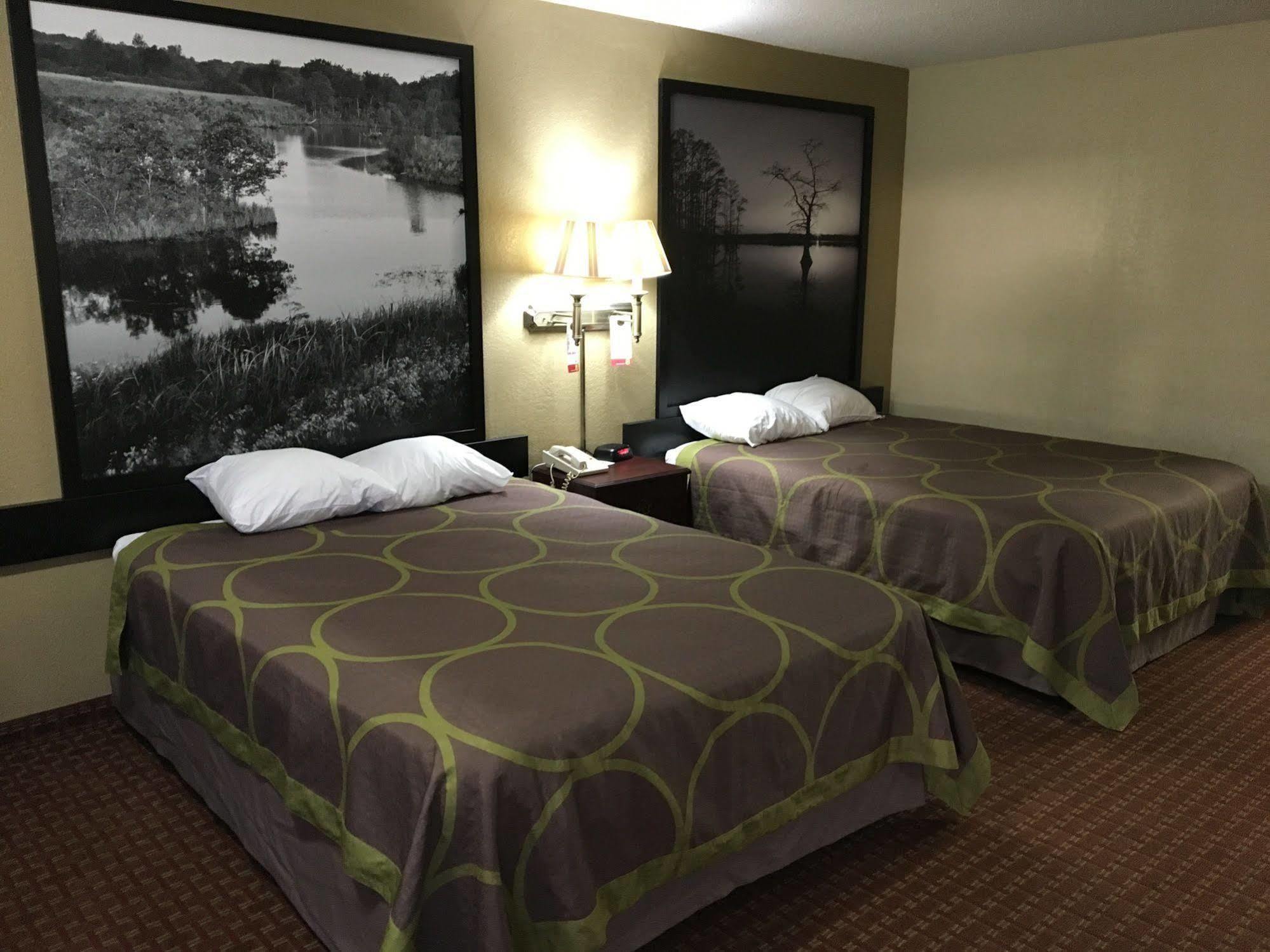 Super 8 By Wyndham Shawnee Hotel Екстериор снимка