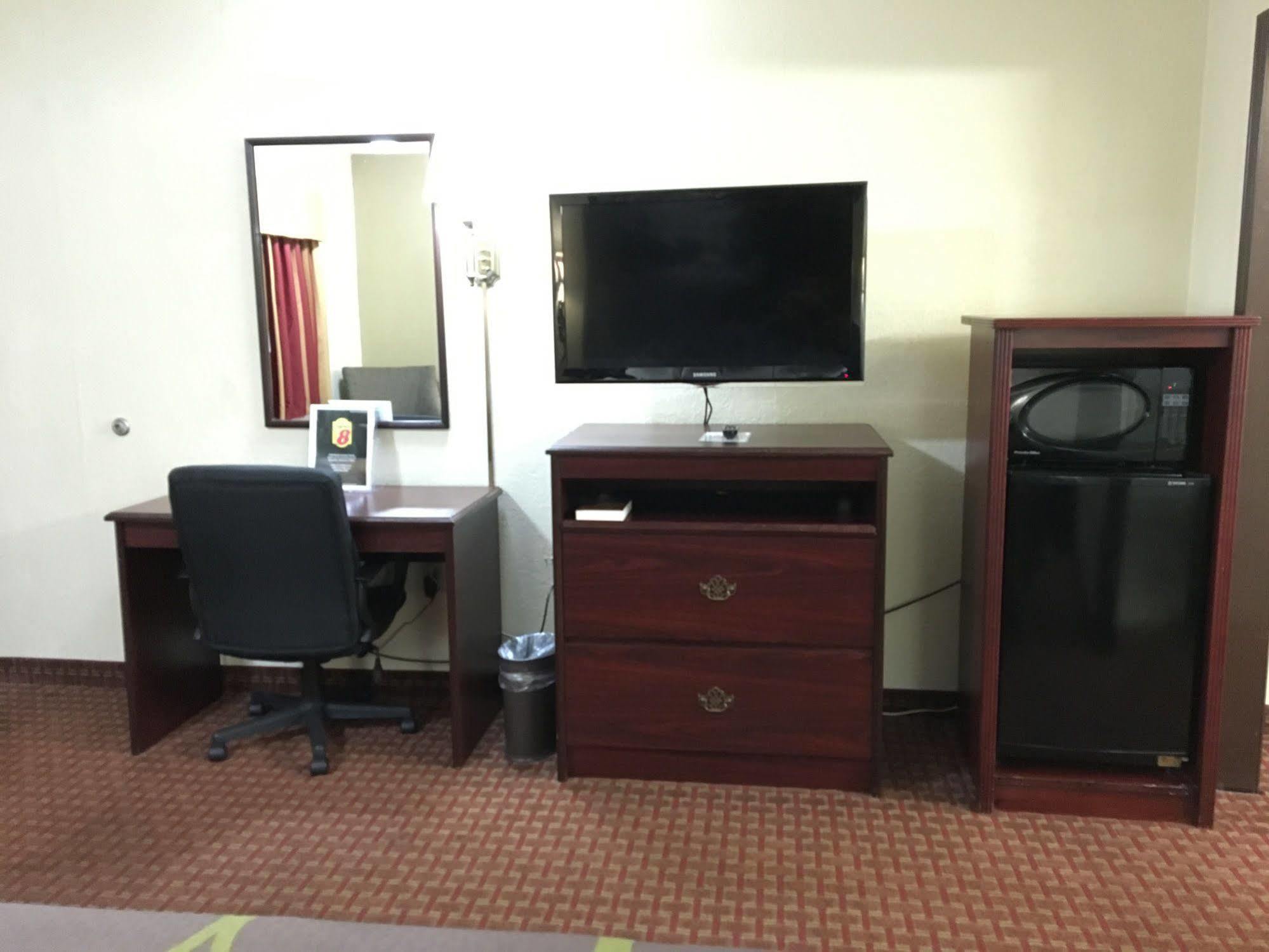 Super 8 By Wyndham Shawnee Hotel Екстериор снимка