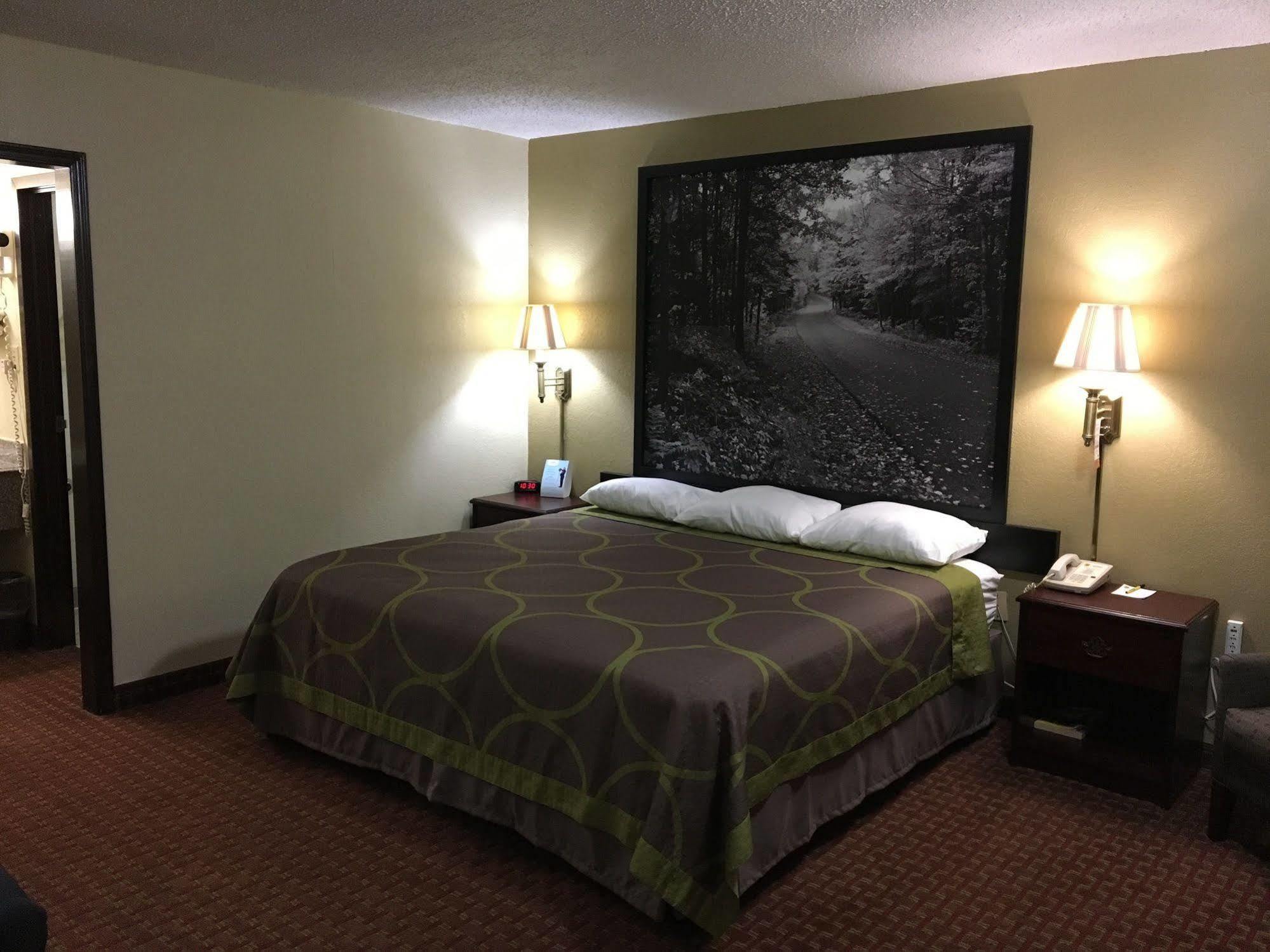 Super 8 By Wyndham Shawnee Hotel Екстериор снимка