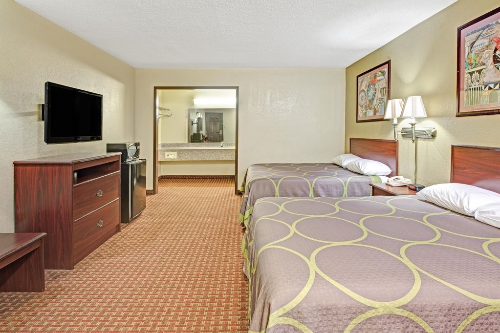 Super 8 By Wyndham Shawnee Hotel Стая снимка