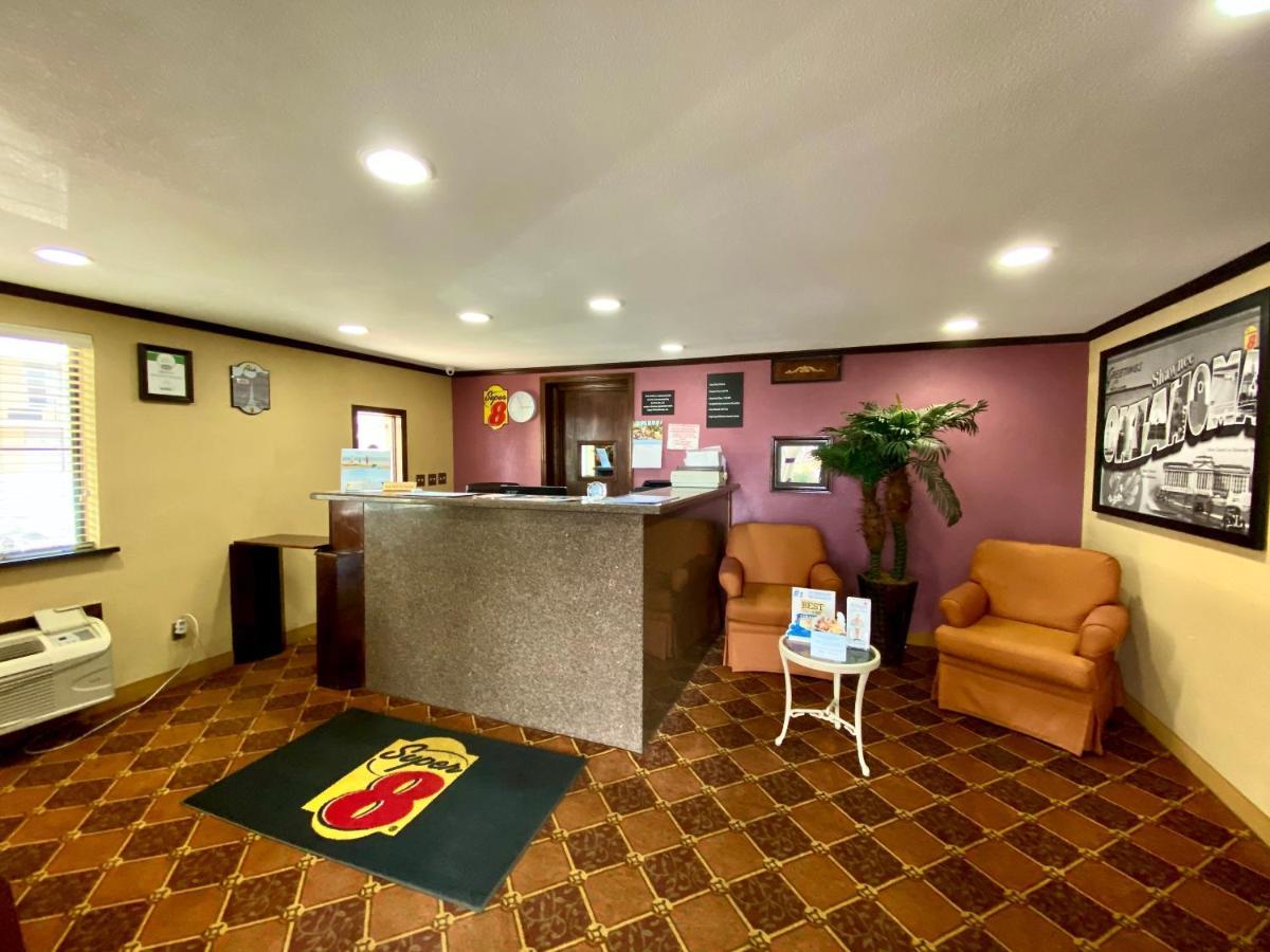Super 8 By Wyndham Shawnee Hotel Екстериор снимка
