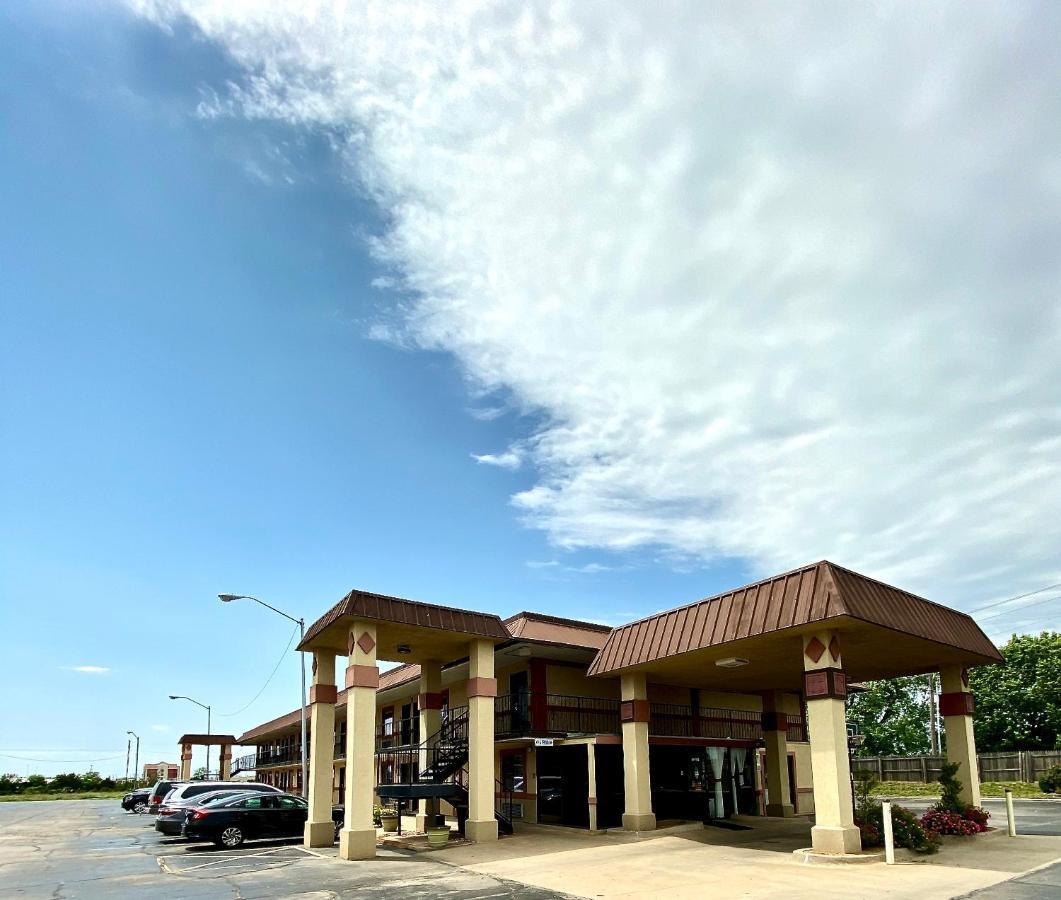 Super 8 By Wyndham Shawnee Hotel Екстериор снимка