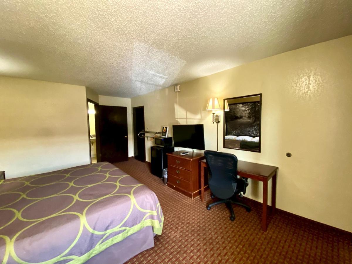 Super 8 By Wyndham Shawnee Hotel Екстериор снимка