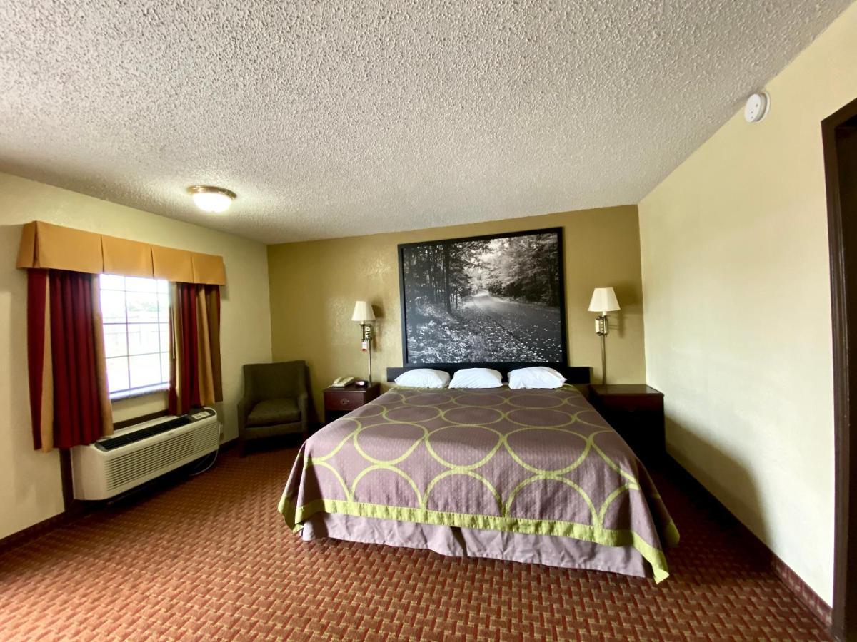 Super 8 By Wyndham Shawnee Hotel Екстериор снимка