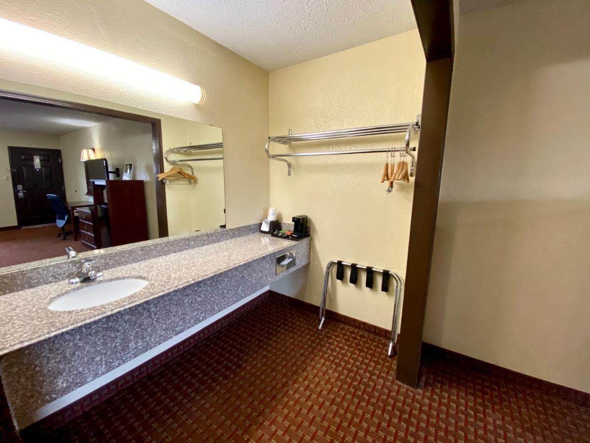 Super 8 By Wyndham Shawnee Hotel Екстериор снимка
