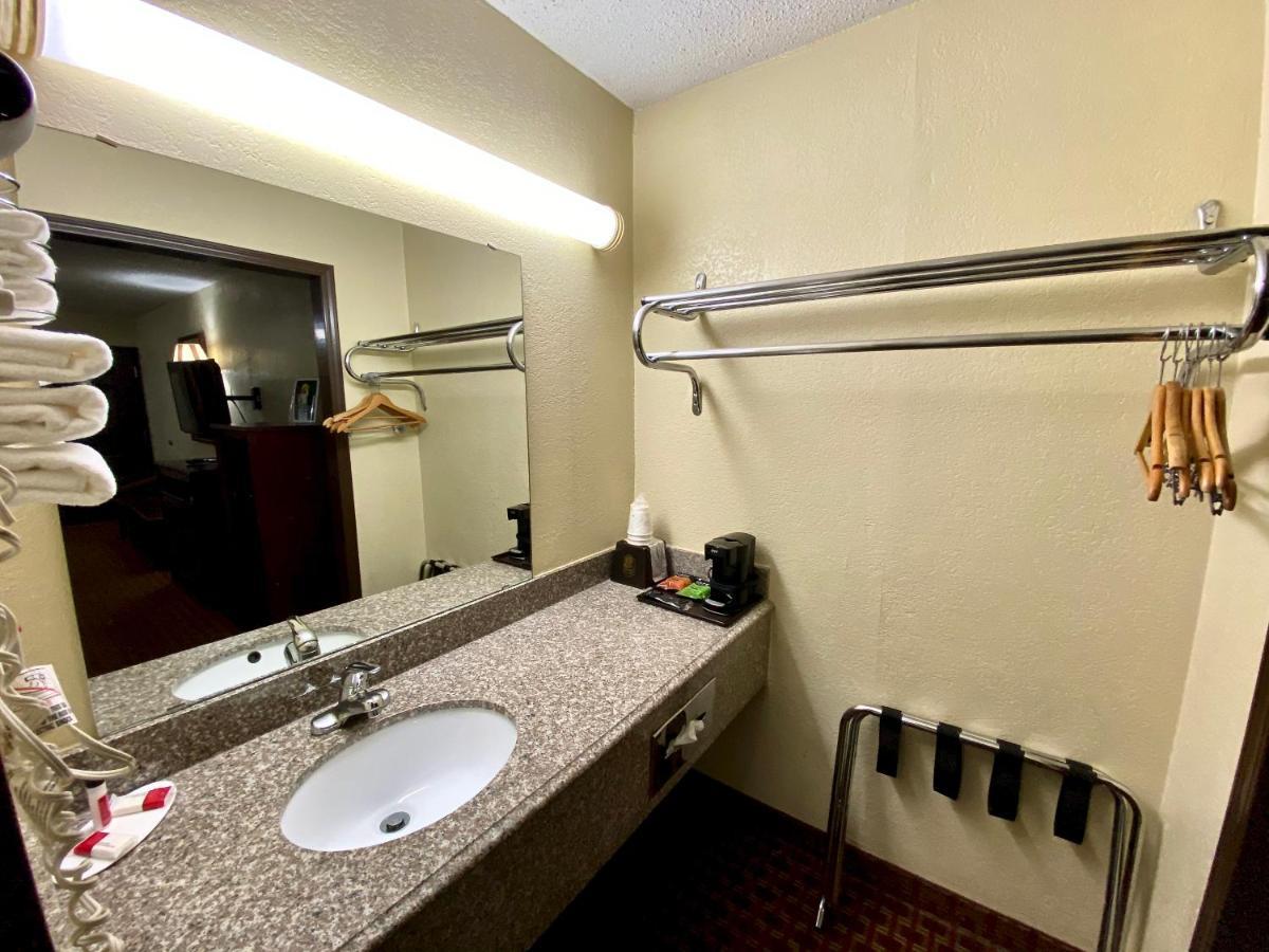 Super 8 By Wyndham Shawnee Hotel Екстериор снимка